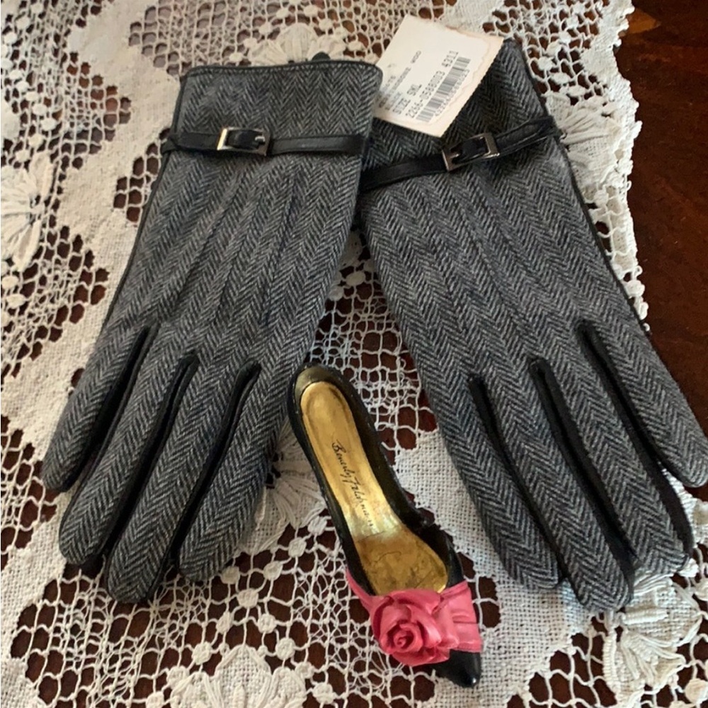 SWANY vintage herringbone wool ladies gloves with small buckle accent